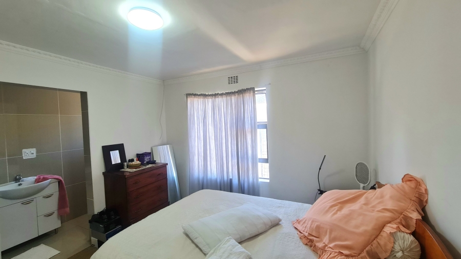5 Bedroom Property for Sale in Hornlee East Western Cape